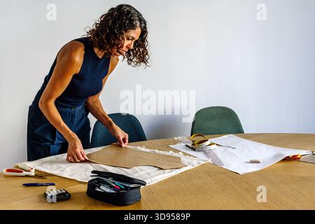 Modedesigner kreiert ein Kleid auf Stoff Stockfoto