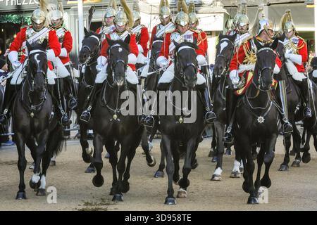 Windsor, Berkshire, Großbritannien. Dezember 2025. Das King's Life Guards Geschwader des Household Cavalry Mounted Regiment (HCMR) , berittene Soldaten in ihren roten Uniformen. Staatsbesuch des Bundespräsidenten Frank-Walter Steinmeier mit seiner Frau Elke Budenbender in Großbritannien. Die Gäste werden von König Charles III. Und Königin Camilla in Windsor empfangen, begleitet von Wilhelm dem Prinzen von Wales und Catherine, der Prinzessin von Wales. Tag 1 des Besuchs sieht die traditionelle Kutschenprozession zum Schloss Windsor. Quelle: Imageplotter/Alamy Live News Stockfoto