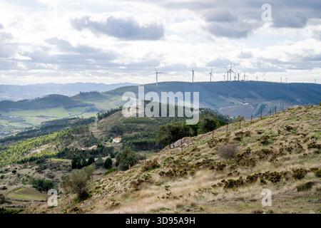 Alenquer Portugal 29. November 2025. Windturbinen stehen auf einem fernen Kamm über sanften Hügeln und Ackerland in der Region Montejunto Stockfoto