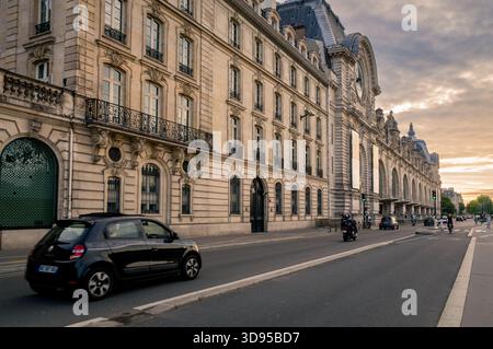 Paris, Frankreich 08 04 2023: Blick auf den Sommer bei Sonnenuntergang auf der Esplanade Valery Giscard d'Estaing Straße in Paris mit Autos vor dem Franceof Musee d'Orsay Art mu Stockfoto
