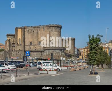 Neapel, Italien - 17. Juli 2024: Castel Nuovo, direkt vor dem Passagierhafen Stockfoto