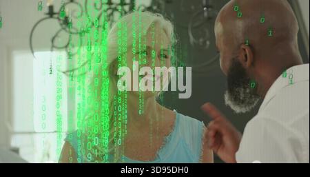 Sprechende Seniorin, die zuhört, während der Mann zu Hause Gesten macht, grüne Doppelüberlagerung, blaues Oberteil Stockfoto