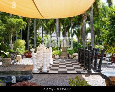 Großes Schach im Freien mit Buddha-Skulptur mit Blick auf die South Maui Gardens, eine 6 Hektar große Oase mit Restaurants, Geschäften und Unterhaltung. Stockfoto