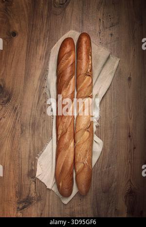 Frisches französisches Baguette, zwei Stücke, Blick von oben, auf dem Tisch, keine Leute Stockfoto