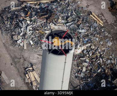 Ein Bagger knabbert von oben über dem Turm der ehemaligen Lackiererei Opel Werk 1, Abbruch, Bochum, Ruhrgebiet, Nordrhein-Westfalen, Deutschland, Eu Stockfoto