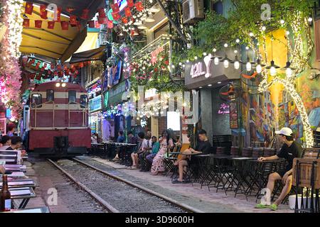 Hanoi's Train Street ist eine enge Wohn- und Geschäftsstraße in der Altstadt mit Cafés und Wohnhäusern Stockfoto