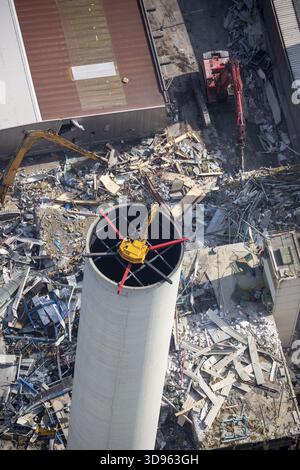 Ein Bagger knabbert von oben über dem Turm der ehemaligen Lackiererei Opel Werk 1, Abbruch, Bochum, Ruhrgebiet, Nordrhein-Westfalen, Deutschland, Eu Stockfoto