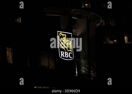 Das RBC Royal Bank of Canada Logo wird nachts auf dem Bürogebäude in Tysons Corner Virginia beleuchtet Stockfoto