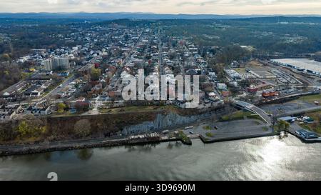 Hudson, NY, USA - 20. November 2025: Luftaufnahme von Hudson, New York entlang des Hudson River. Stockfoto