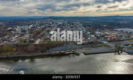 Hudson, NY, USA - 20. November 2025: Luftaufnahme von Hudson, New York entlang des Hudson River. Stockfoto