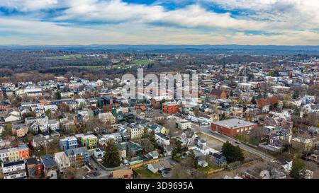 Hudson, NY, USA - 20. November 2025: Luftaufnahme von Hudson, New York entlang des Hudson River. Stockfoto