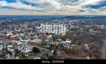 Hudson, NY, USA - 20. November 2025: Luftaufnahme von Hudson, New York entlang des Hudson River. Stockfoto