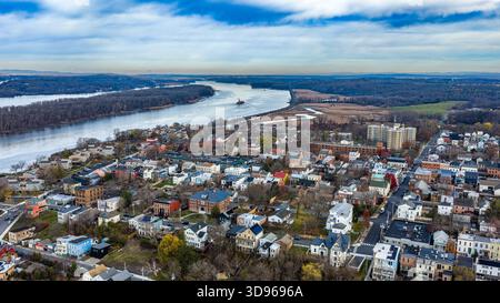 Hudson, NY, USA - 20. November 2025: Luftaufnahme von Hudson, New York entlang des Hudson River. Stockfoto