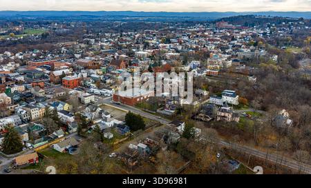 Hudson, NY, USA - 20. November 2025: Luftaufnahme von Hudson, New York entlang des Hudson River. Stockfoto