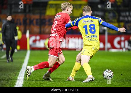 Antwerpen, Belgien. Dezember 2025. Kobe Corbanie aus Antwerpen und Simen Juklerod aus STVV wurden während eines Fußballspiels zwischen Royal Antwerp FC und Sint-Truidense V.V., im Finale des belgischen Croky Cup 1/8, Mittwoch, den 03. Dezember 2025 in Antwerpen, in Aktion gezeigt. BELGA FOTO TOM GOYVAERTS Credit: Belga Nachrichtenagentur/Alamy Live News Stockfoto