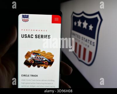 In dieser Abbildung befindet sich ein Mobiltelefon mit der Webseite der Organisation United States Auto Club (USAC) auf dem Bildschirm vor dem Logo. (Foto von Timon Schneider / SOPA Images/SIPA USA) *** ausschließlich für redaktionelle Nachrichtenzwecke *** Stockfoto