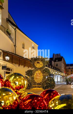 Paris, Frankreich - 20. November 2025: Einkaufszentrum mit beleuchtetem Teddybär in Paris zum Weihnachtsfeiertag Stockfoto