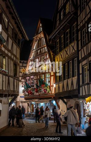 Straßburg, Frankreich - 27. November 2025: Weihnachten in den Straßen der Altstadt. Petite France ist ein UNESCO-Weltkulturerbe und das malerischste Stockfoto