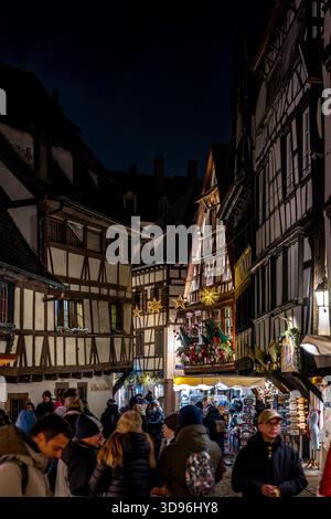 Straßburg, Frankreich - 27. November 2025: Weihnachten in den Straßen der Altstadt. Petite France ist ein UNESCO-Weltkulturerbe und das malerischste Stockfoto