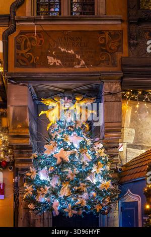 Straßburg, Frankreich - 27. November 2025: Weihnachtsdekoration vor dem Restaurant Kammerzell in Straßburg Stockfoto