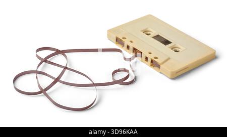 Vintage-beige Audio-Kassettenband mit aufgelöstem Magnetband, das herausläuft, unordentliche braune Bandschlaufen isolierter weißer Hintergrund, Retro-Musik-Technolog Stockfoto