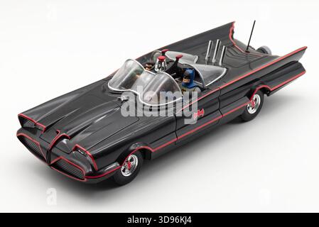 Batmobile-Modellauto aus der legendären Batman-Serie 1966, isoliert auf weißem Hintergrund. Stockfoto