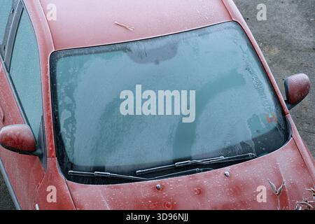 Winterfrost auf der Windschutzscheibe eines Autos am Morgen. Ansicht von oben nach unten, keine Personen Stockfoto