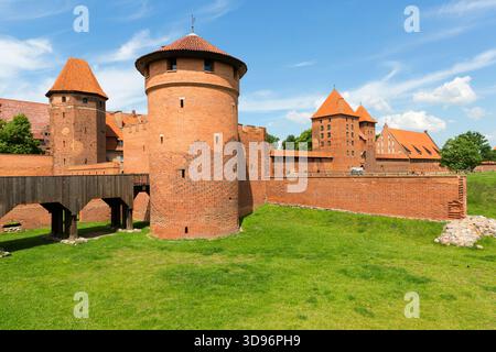 Malbork, Polen - 25. Juni 2020: Burg Malbork aus dem 13. Jahrhundert, mittelalterliche Festung am Fluss Nogat. Es ist das größte gotische Schloss der Welt Stockfoto