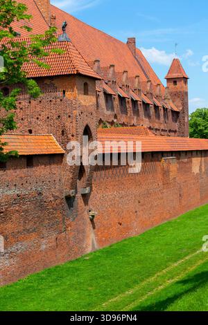 Malbork, Polen - 25. Juni 2020: Burg Malbork aus dem 13. Jahrhundert, mittelalterliche Festung am Fluss Nogat. Es ist das größte gotische Schloss der Welt Stockfoto