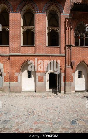 Malbork, Polen - 25. Juni 2020: Burg Malbork aus dem 13. Jahrhundert, mittelalterliche Festung am Fluss Nogat. Es ist das größte gotische Schloss der Welt Stockfoto