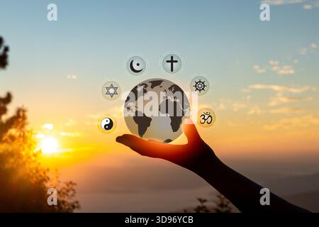Propheten aller Religionen bringen Frieden in die Welt. Religiöse Symbole. Christentum Kreuz, Islam Sichel, Buddhismus Dharma Rad, Hinduismus aum, Judaismus da Stockfoto