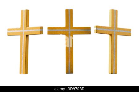 Kruzifix auf weißem Hintergrund. Gekreuzigter Jesus Christus, Holzkreuz isoliert auf weißem Hintergrund. Christliches Kreuz aus natürlichem Holzmaterial. Stockfoto