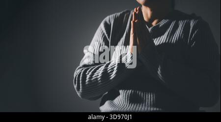 Christliches Lebenskrisengebet zu gott. Frau beten für gott Segen zu wünschen haben ein besseres Leben. Frau Hände beten zu gott mit der bibel. Betteln für Stockfoto