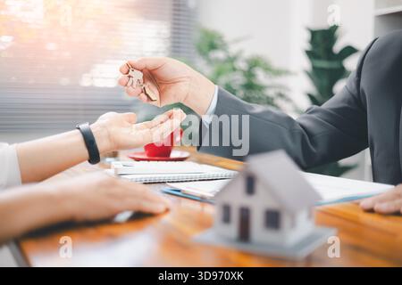 Immobilieninvestitionen Kredite und Verkauf von Immobilien zum Gewinn. Cashflow, Wertsteigerung, Steuervorteile. Forschung, Strategie, Renditen von Immobilieninvestitionen Stockfoto