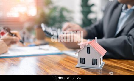 Erklären und präsentieren Sie Informationen über Immobilienkäufe und Hypothekenkäufe. Immobilienmakler bieten Immobilien im Projekt an, um sie den Kunden ausführlich zu erklären. Steuern Stockfoto