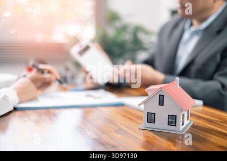 Erklären und präsentieren Sie Informationen über Immobilienkäufe und Hypothekenkäufe. Immobilienmakler bieten Immobilien im Projekt an, um sie den Kunden ausführlich zu erklären. Steuern Stockfoto