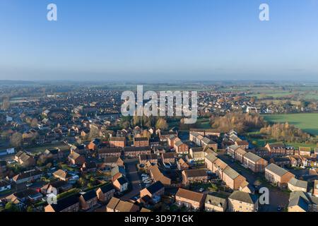 Luftdrohnenfoto der Stadt Batley in Wakefield in Großbritannien, das ein typisches britisches Wohngebiet mit Häusern und Häusern in der Nähe einer Öffentlichkeit zeigt Stockfoto