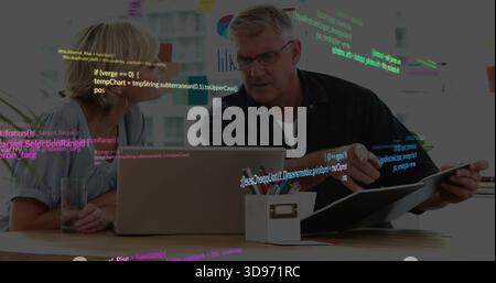 Besprechung von Kollegen, die im Büro auf Ordner und Laptop zeigen, mit Code-Overlay Stockfoto