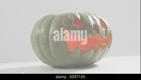 Leuchtende Jack-o'-Laterne auf weißer Tischplatte, die orangefarbenes Licht, sanfte Reflexion und Schatten erzeugt Stockfoto