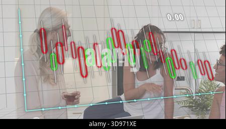 Eine Frau in der Mitte, die einen Tank trägt, ein Trio, das Laptop in der Küche studiert, mit Kerzenleuchter-Overlay Stockfoto