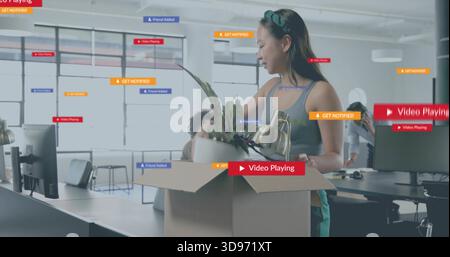 Frau in ärmellosem Oberteil mit Pflanze und Lampe aus der Box im Büro auspacken, AR-Banner überlagern Stockfoto