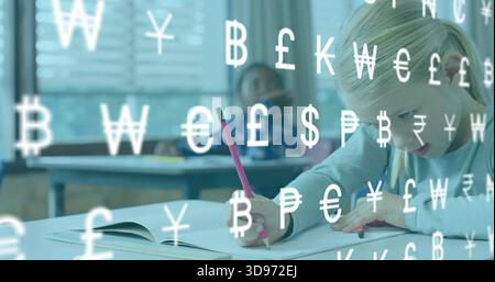 Schreib-Kind in hellem Oberteil rechts in der Klasse, rosa Bleistift auf offenem Notizbuch, Geld-Overlay, Kopierraum Stockfoto