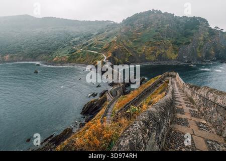 Verwinkelte Steintreppen und Pfad zum Meer San Juan de Gaztelugatxe Bucht von Biskaya Baskische Küste Spanien bedeckter Tag Stockfoto