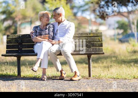 Seniorenpaar teilt einen liebevollen Moment im Park Stockfoto