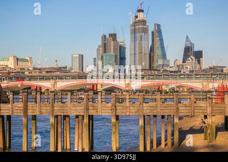 OXO Tower Piers mit Londoner Stadtlandschaft im Hintergrund Stockfoto