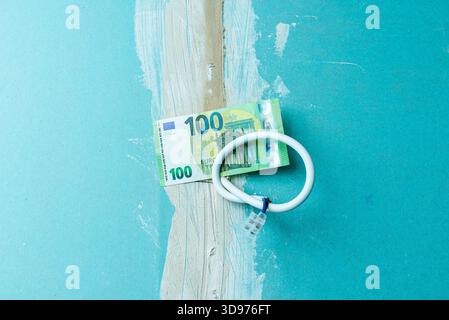 Elektroinstallation für die Renovierung der Beleuchtung, 100 Euro Papierschein hängt an Drähten in einer alten Wohnung, Renovierung der Beleuchtung von Wohnwohnungen mit Stockfoto