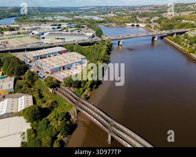 Blaydon on Tyne UK: 15. August 2025: Brücken in Richtung Blaydon Industrial Estate, mit verschiedenen Lagerhäusern und Gewerbeeinheiten inmitten von Grün Stockfoto