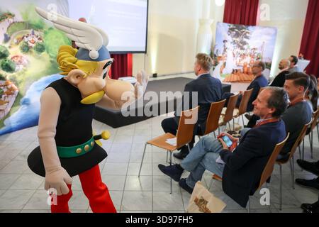 Leipzig, Deutschland. Dezember 2025. Ein Asterix-Schauspieler nimmt an einer Pressekonferenz über die Zukunft des Freizeitparks Belantis Teil. Der Park am Stadtrand von Leipzig soll der erste Asterix-Park außerhalb Frankreichs werden. Der Vergnügungspark- und Skiortbetreiber Compagnie des Alpes übernahm Belantis im Frühjahr 2025. Quelle: Jan Woitas/dpa/Alamy Live News Stockfoto