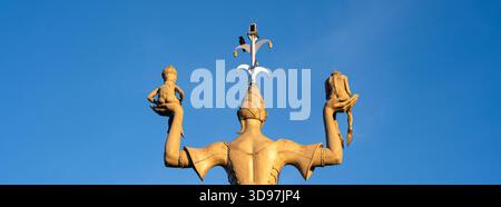 Konstanz, Deutschland - 27. November 2025: Die Imperia ist eine berühmte Statue im Bodensee, entworfen und ausgeführt von Peter Len Stockfoto