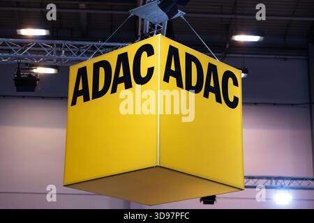 Essen, Deutschland 28.Nov.2025: Im Bild: Großformatiges, gelbes ADAC-Logo an einem hochhängenden Würfel am Messestand auf der Essen Motor Show. Der Schriftzug des Automobilclubs ist mehrfach sichtbar und hebt sich deutlich vom Messehintergrund ab. Nordrhein Westfalen *** Essen, Deutschland 28 Nov 2025 im Bild großformatiges, gelbes ADAC-Logo auf einem hochhängenden Würfel am Messestand auf der Essen Motor Show ist die Schrift des Automobilclubs mehrmals sichtbar und hebt sich deutlich vom Hintergrund der Messe Nordrhein-Westfalen ab Copyright: XFotostandx/xGelhotx Stockfoto